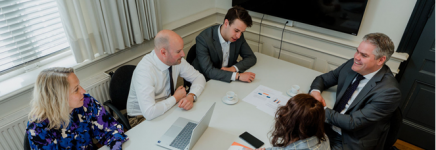 𝗦𝗮𝗺𝗲𝗻 𝗶𝗻𝗸𝗼𝗽𝗲𝗻 𝗶𝗻 𝗱𝗲 𝗶𝗻𝗳𝗿𝗮: 𝗹𝗼𝗴𝗶𝘀𝗰𝗵, 𝗺𝗮𝗮𝗿 𝘄𝗮𝗮𝗿𝗼𝗺 𝗹𝘂𝗸𝘁 𝗵𝗲𝘁 𝗻𝗶𝗲𝘁?