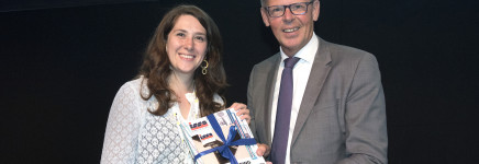 Tweede Kamerlid Jessica van Eijs ontvangt voorschriften Gebouwriolering tijdens TVVL Nationaal Congres Sanitaire Technieken