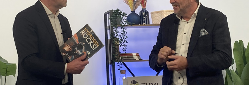 Overhandiging waterstofboek aan voorzitter Jaap Dijkgraaf