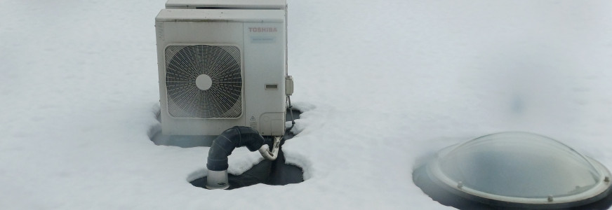 Vingerwijzen over ingesneeuwde warmtepompen
