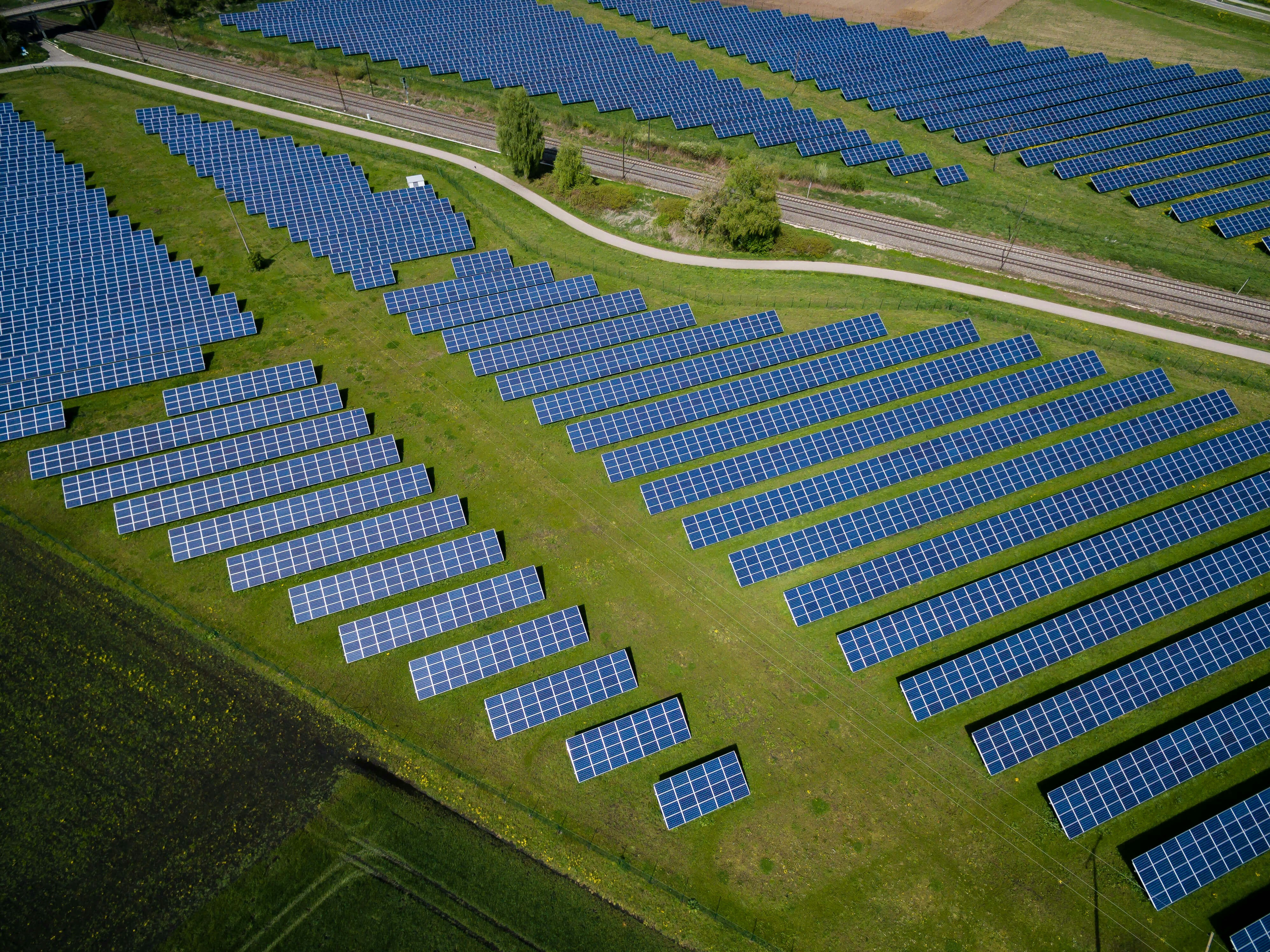 ook zonneweiden horen bij duurzame opwekking, maken kunnen netcongestie veroorzaken.